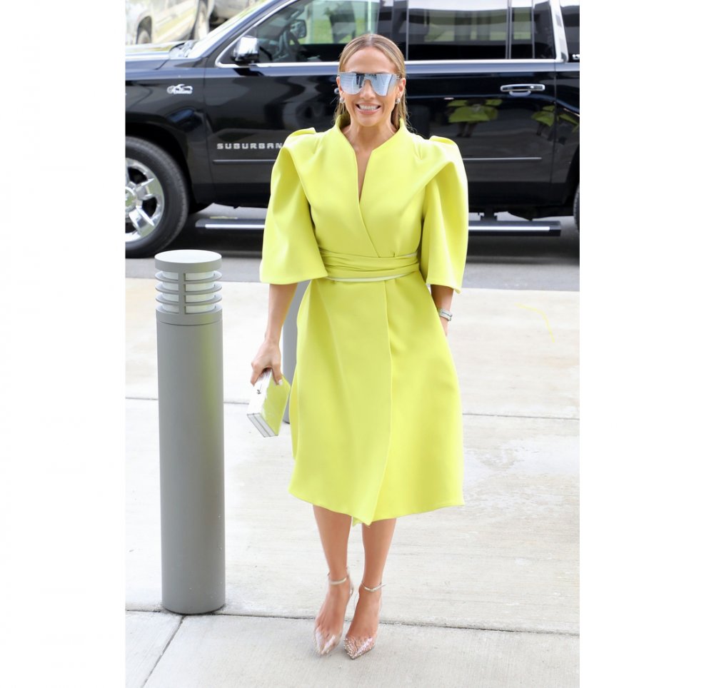 اطلالات كاجوال باللون الاصفر لصيف 2020 من وحي Jennifer Lopez