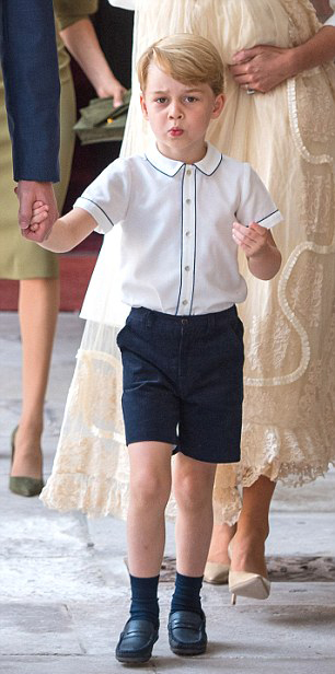 الأمير جورج يتفوق على إطلالات ملكة بريطانيا.