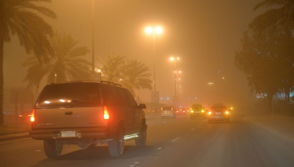 يجب التأكد من سلامة المصابيح الأمامية والخلفية قبل قيادة السيارة في العواصف الترابية
