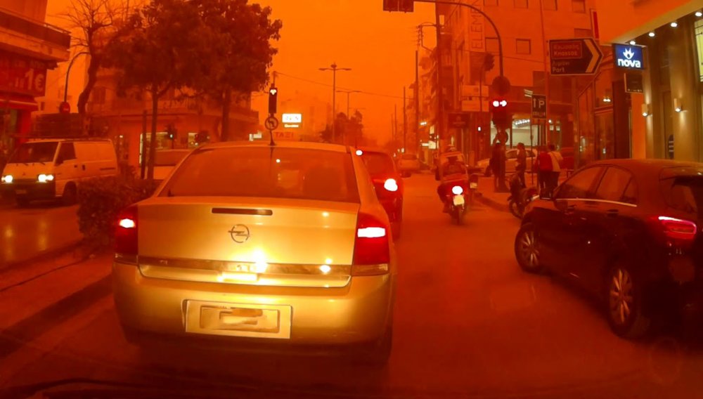 استخدام أضواء التحذير يساعد في لفت انتباه السائقين في الخلف عن وجود عائق في الطريق
