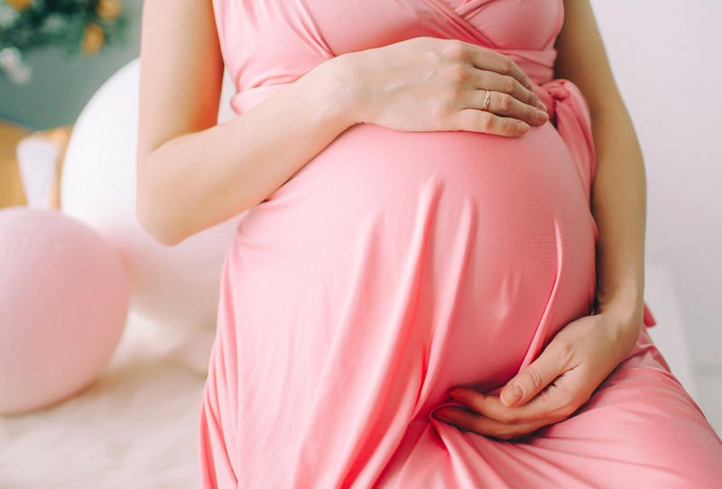 ما هي إفرازات بداية الحمل وكيف يكون شكلها مجلة هي