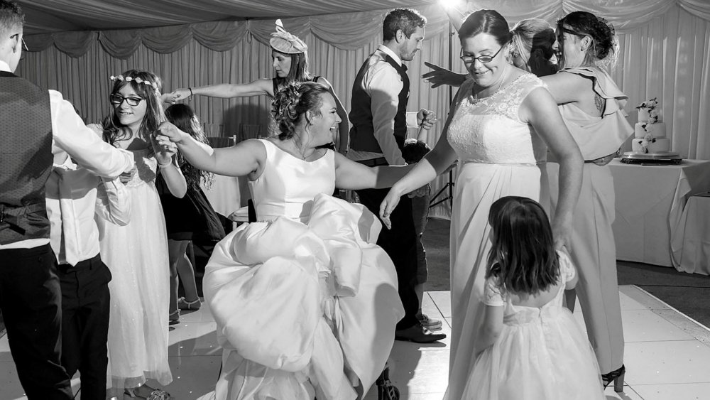 العروس ايما ترقص فرحا في يوم زفافها و هي على الكرسي المتحرك