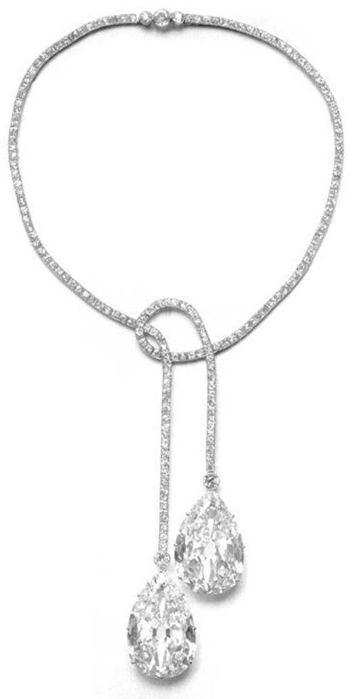 تصميم عقد استثنائي مزين بحبتي الماس كبيرة من Chaumet