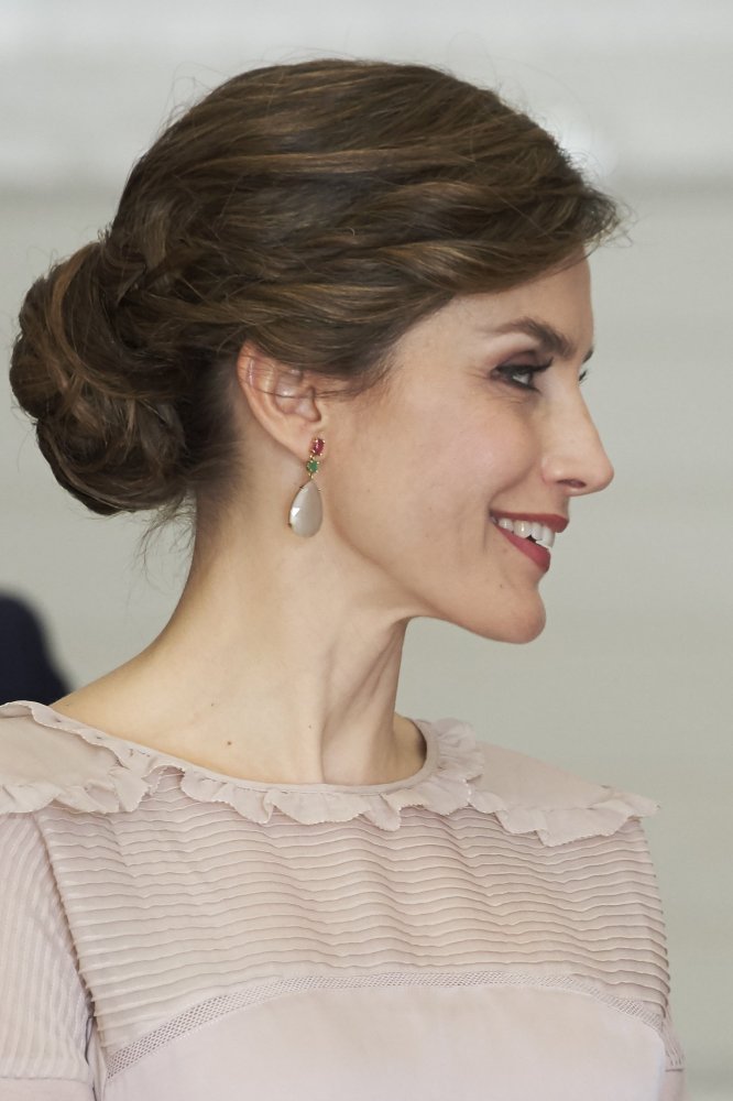 تسريحات شعر الكعكة المتوسطة بأسلوب ليتيزيا ملكة اسبانيا