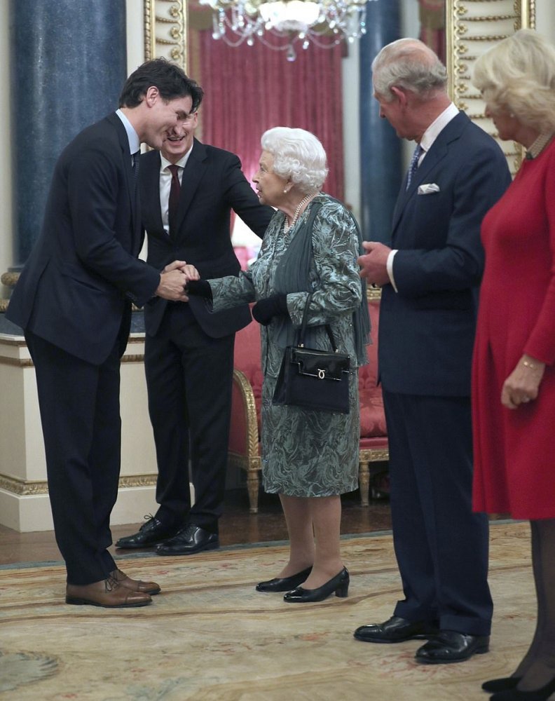 الملكة اليزابيت تتألق بتصاميم فاخرة خلال استقبالها قادة حلف الناتو