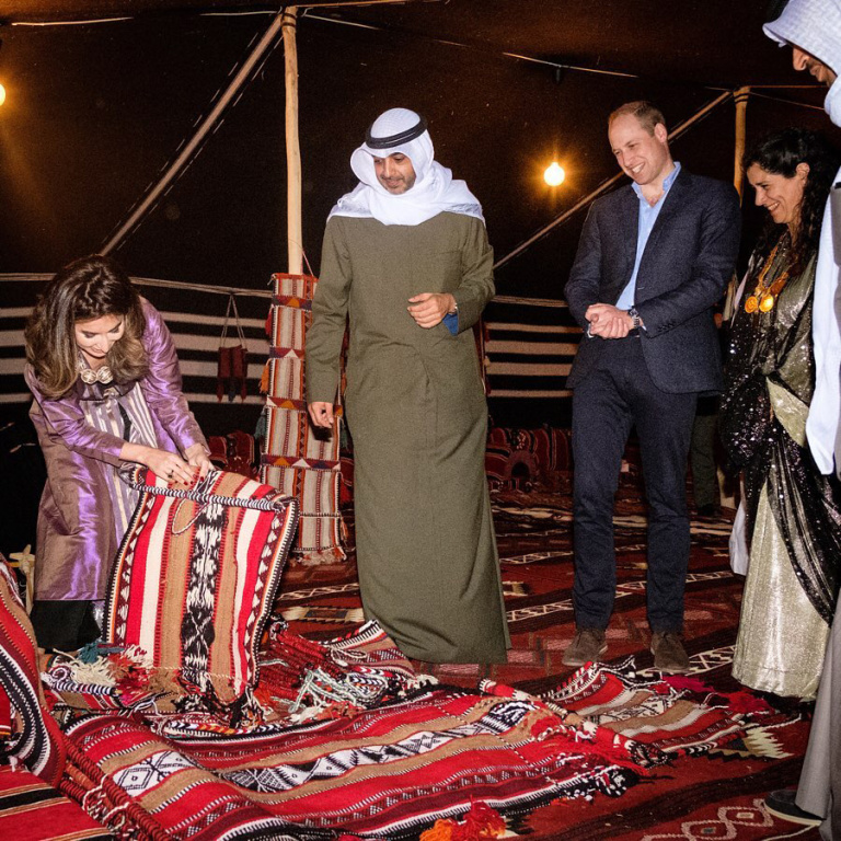 في خيمة كويتية تقليدية في الصحراء خارج مدينة الكويت
