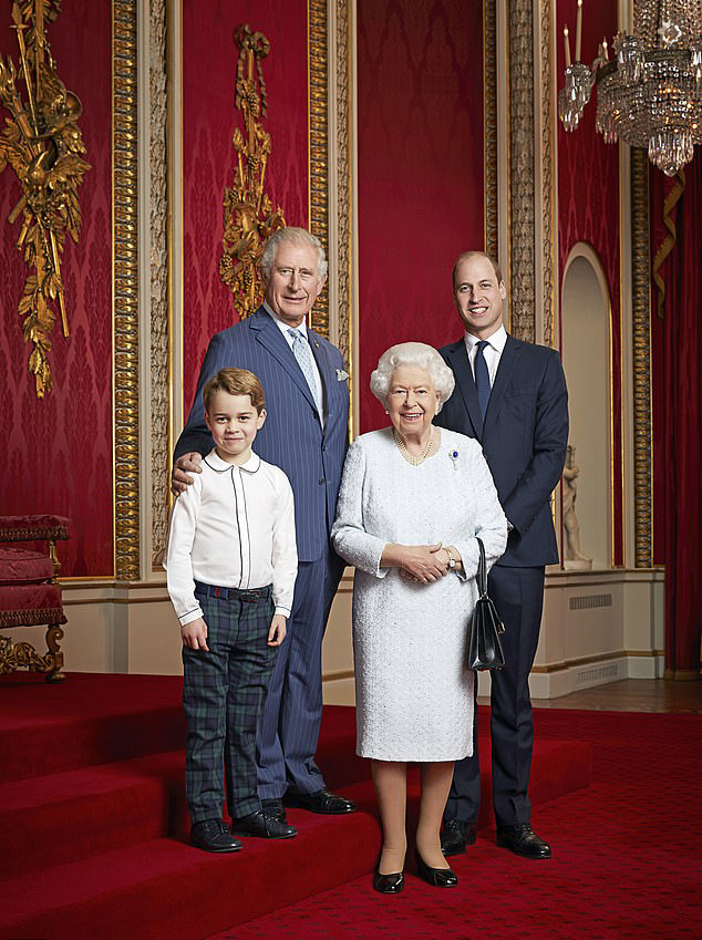 ملكة بريطانيا تظهر بحقيبتها المفضلة منذ 50 عاما في أحدث صورها الرسمية