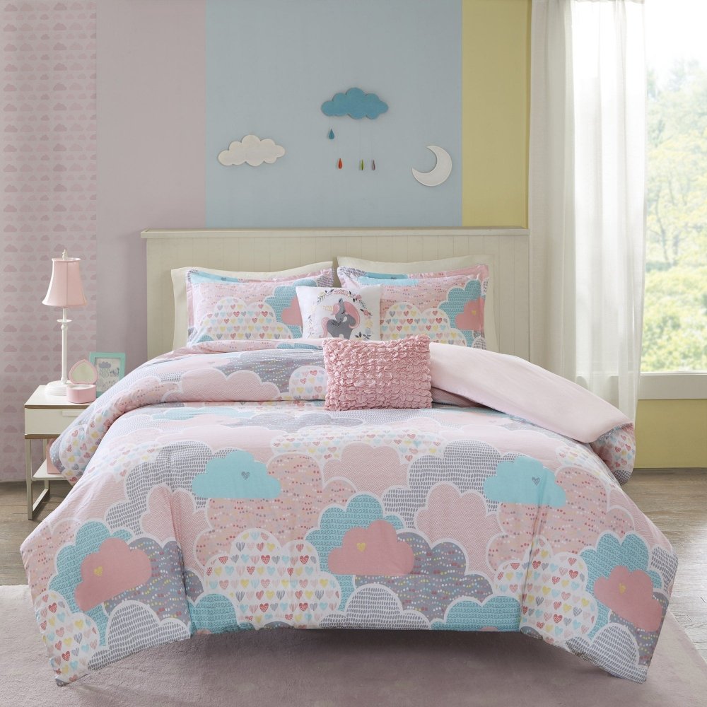 مفارش سرير مع وسائد بألوان الباستيل لغرف أطفال جذابة