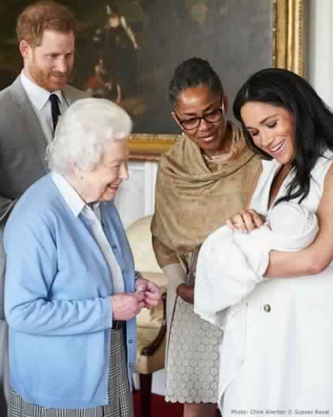 الملكة إليزابيث الثانية تلتقي بحفيدها آرتشي بعد يومين من ولادته