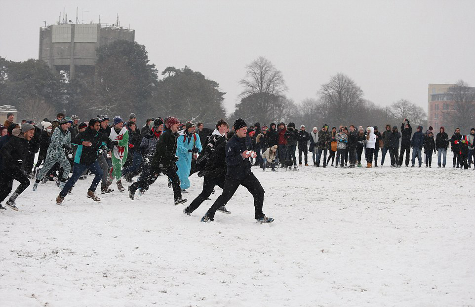 الطقس السيئ لم يمنع سكان برستل من اللعب في الثلج