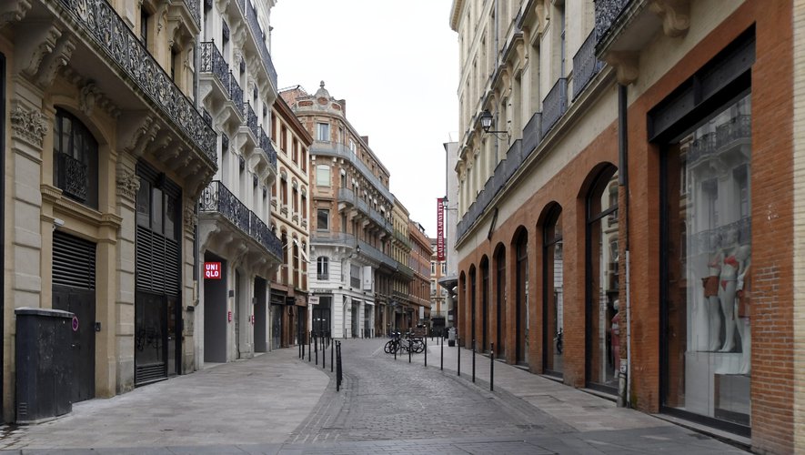 شوارع باريس خالية بسبب فيروس كورونا