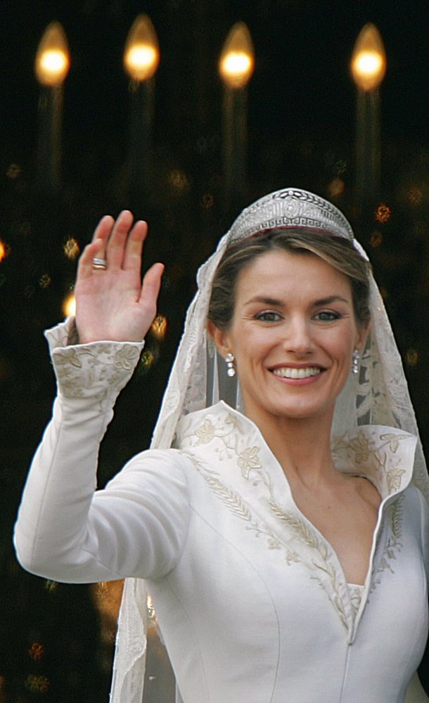 أقراط زفافها من أكثر قطع المجوهرات التي لها ذكرى عزيزة على قلب ملكة إسبانيا 