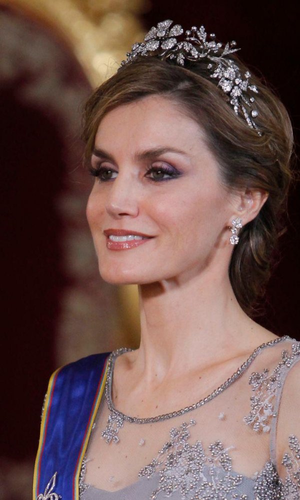 ملكة إسبانيا ترتدي تاج " Fleur-de-lis tiara"