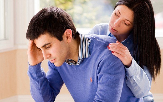 كيف تجعلين زوجك يخبرك بمشاكله دون أن يتردد