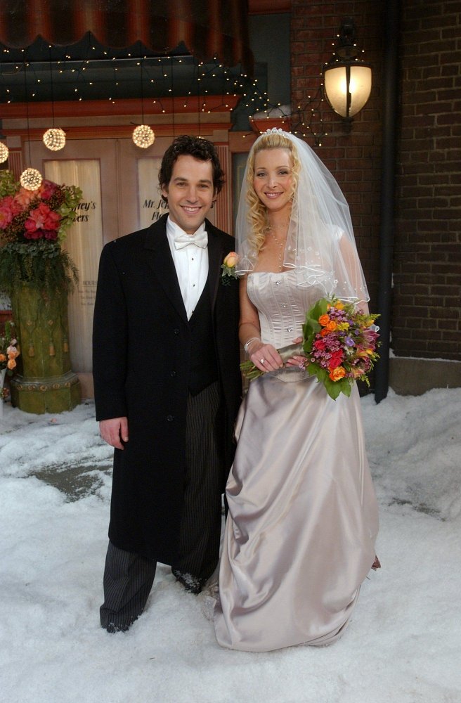 فستان زفاف فيبي Phoebe في مسلسل Friends