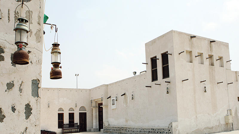 العديد من القطع الأثرية النادرة في بيت الشيخ سعيد بن حمد القاسمي الأثري