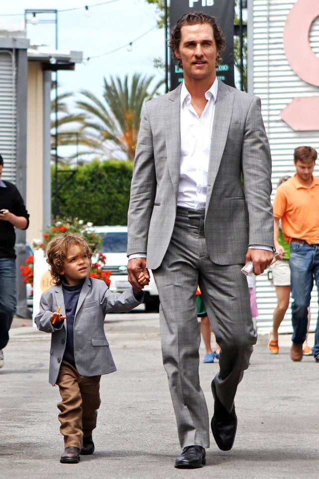 أناقة ماثيو ماكونوهي بالبدلة الرمادية مع ابنه بالبليزر من نفس اللون