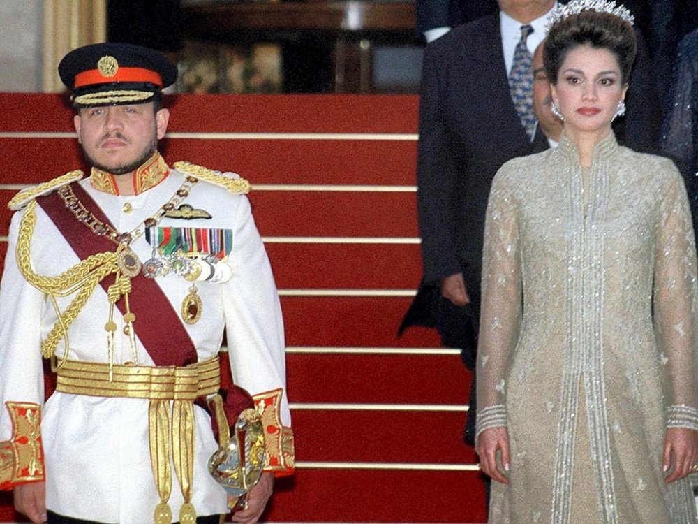 فستان زفاف الملكة رانيا حمل توقيع ايلي صعب