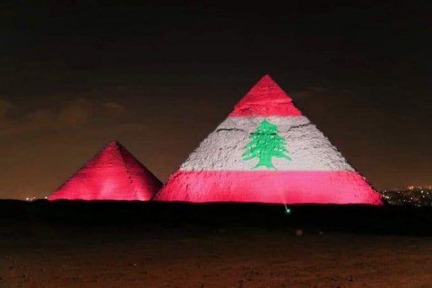 الأهرامات تضيء بعلم لبنان