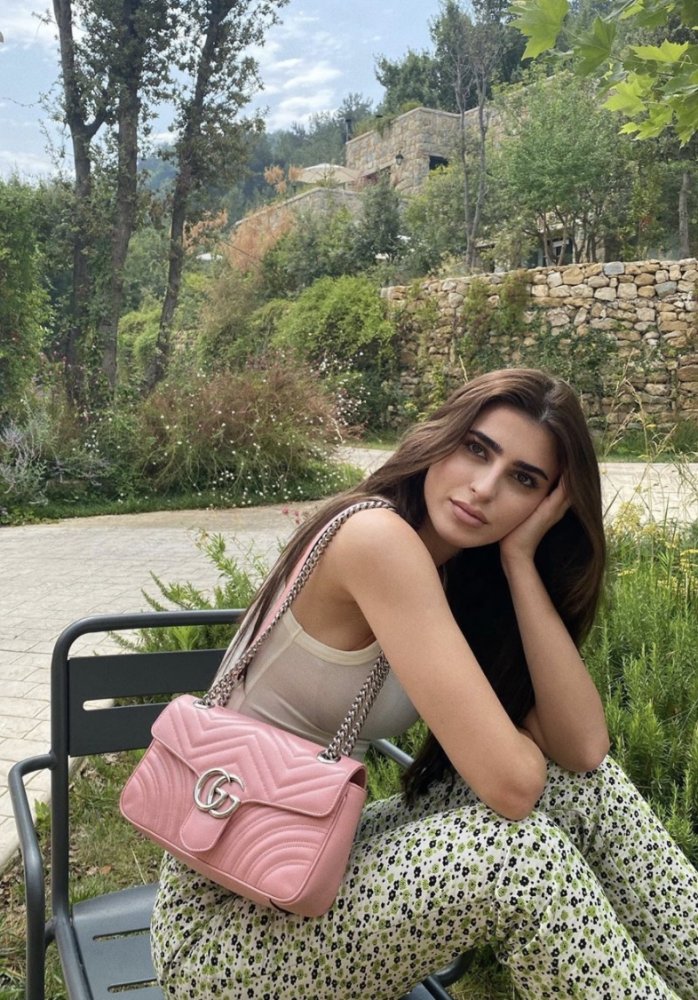 ديما شيخلي تحمل حقيبة يد باللون الزهري من غوتشي