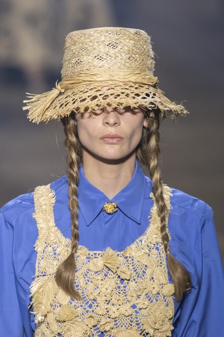 استوحي من Dior تسريحة شعر الجدائل مع قبعة الرأس