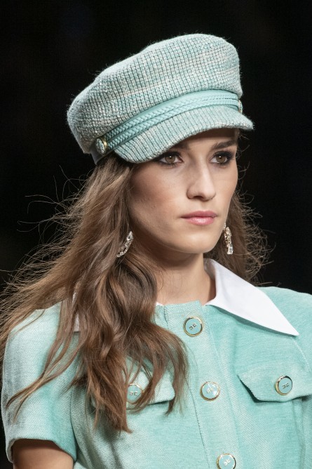تسريحة شعر Elisabetta Franchi مع قبعة الرأس