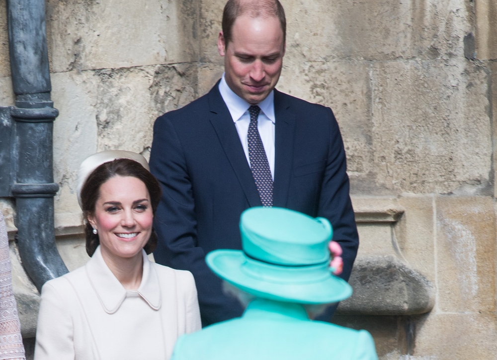 الملكة إليزابيث الثانية (Queen Elizabeth II) تخطط للتنازل عن العرش لصالح الأمير وليام (Prince William) وزوجته كيت ميدلتون