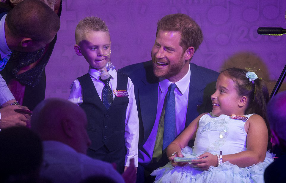 الأمير هاري يثني على طفلة صغيرة تعتني بشقيقتها المريضة