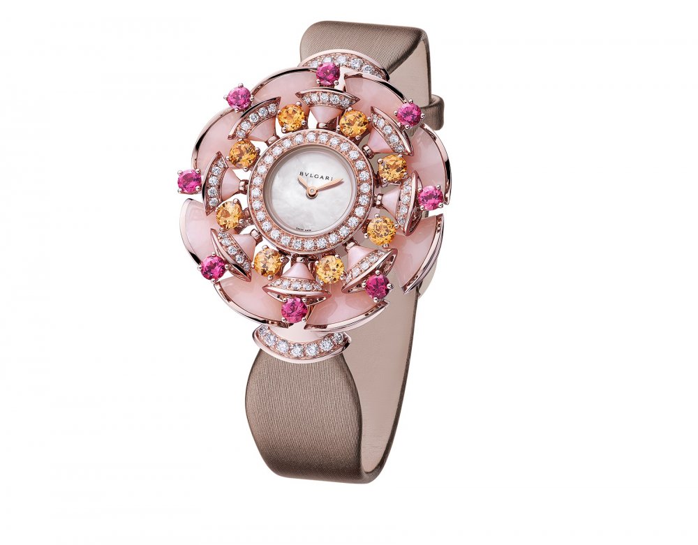 ساعة فاخرة مصنوعة من الاحجار الكريمة الملونة في تصميم مبهر وسير ساتان بلون رمادي داكن من Bvlgari