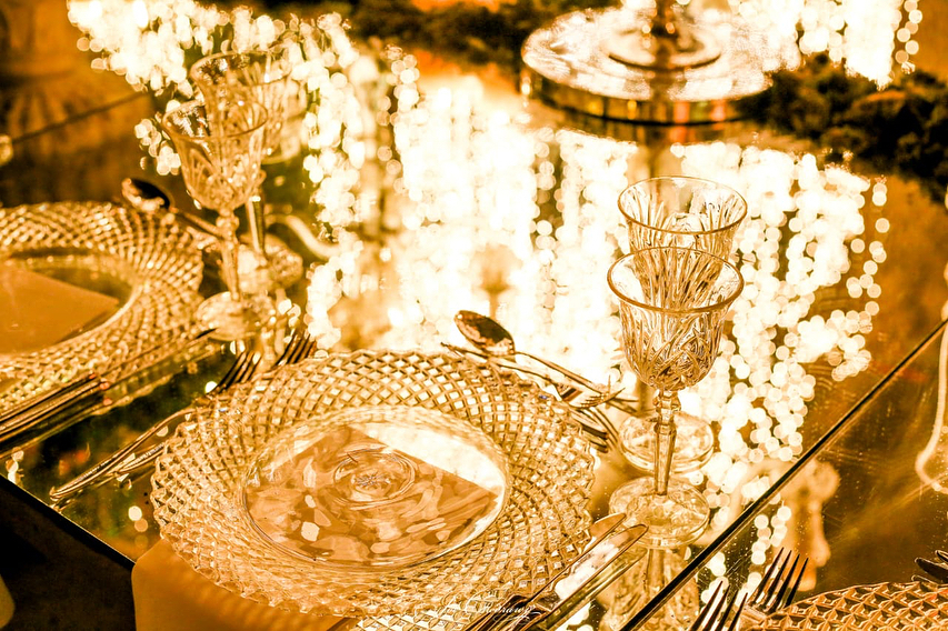 اللون الذهبي الملوكي في زينة و ديكور حفل الزفاف من تنفيذ Strawberry and Champagne 