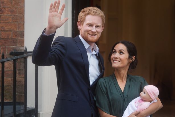 شبيه الأمير هاري يمثل لحظة خروج ميغان من المستشفى بعد ولادة ابنهما آرتشي
