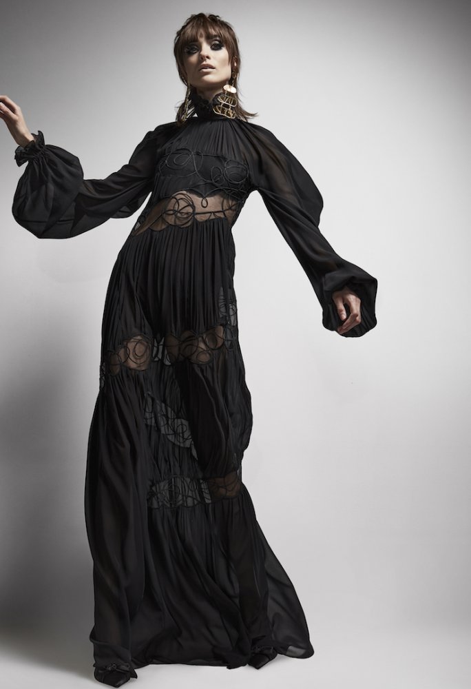 الأنوثة والنعومة بفستان أسود طويل بلمسات الشيفون والتطريزات من Tom Ford