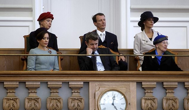 ملكة الدانمارك تتقدم الحضور في جلسة البرلمان
