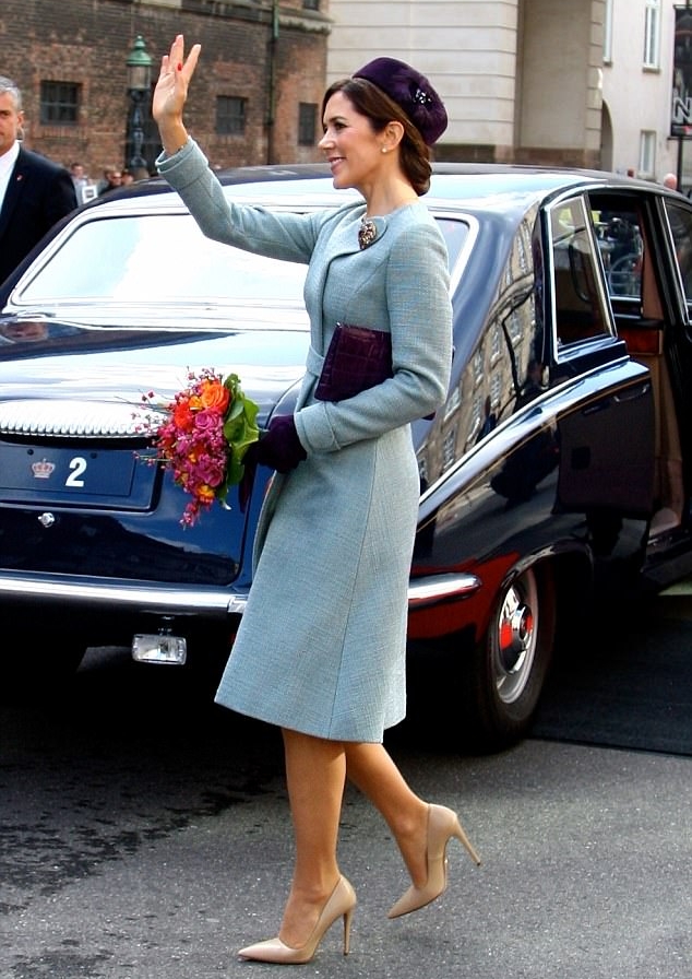 الأميرة ماري في إطالة أنيقة مستوحاة من الستينيات