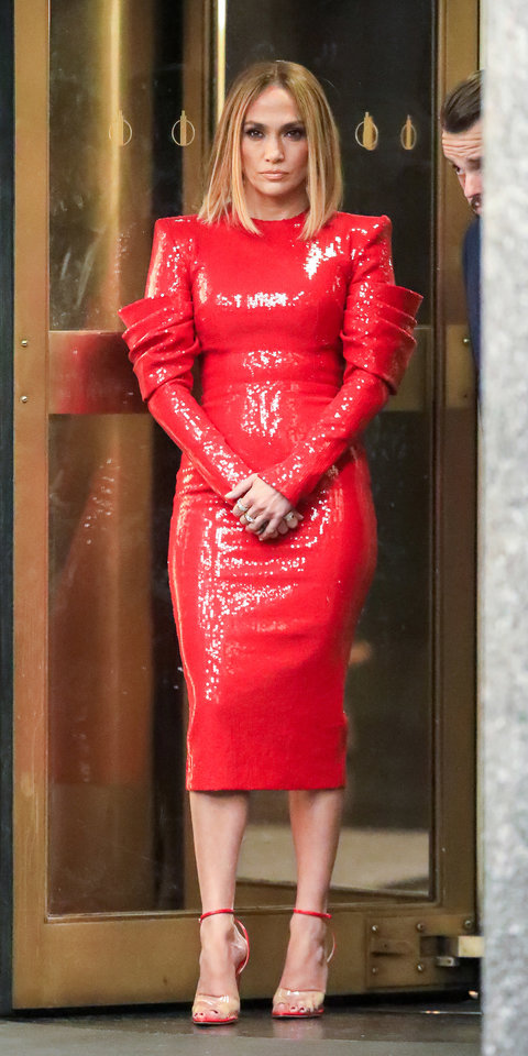  جنيفر لوبيز‎ Jennifer Lopez ‎بفستان أحمر راقي وبراق مع القماش ‏الفاخر الذي حمل توقيع ‏Alex Perry‏