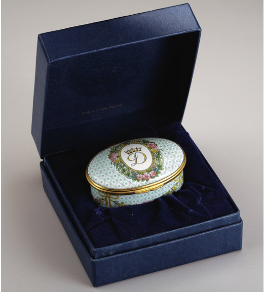 علبة الأميرة ديانا التي صنعتها لها علامة المجوهرات البريطانية " Halcyon Days "