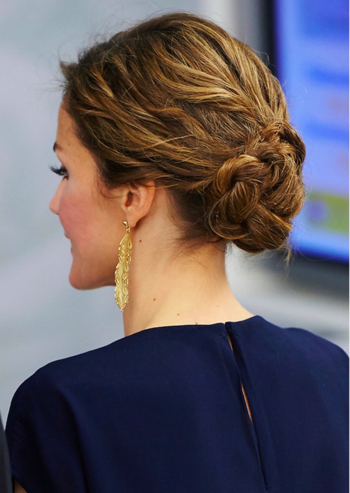  ليتيزيا ملكة اسبانيا طبّقت اجمل تسريحات الشعر الكعكة المنخضة