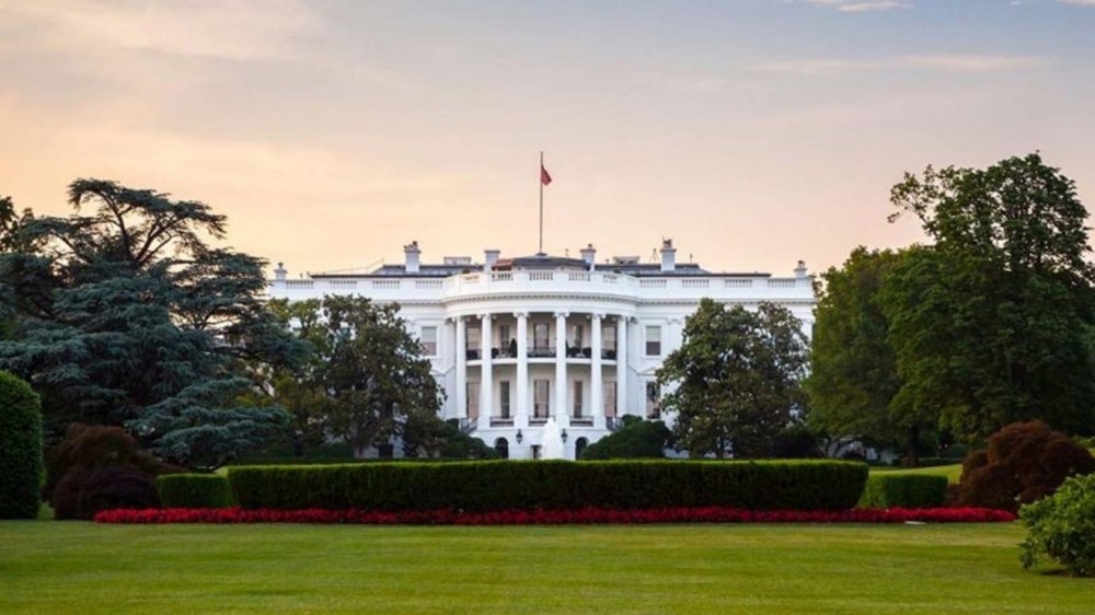 البيت الأبيض والحديقة الواسعة حوله
