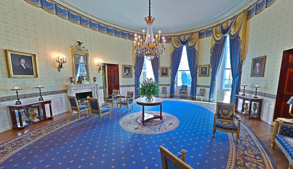 التفاصيل الفخمة من داخل الغرفة الزرقاء في البيت الأبيض