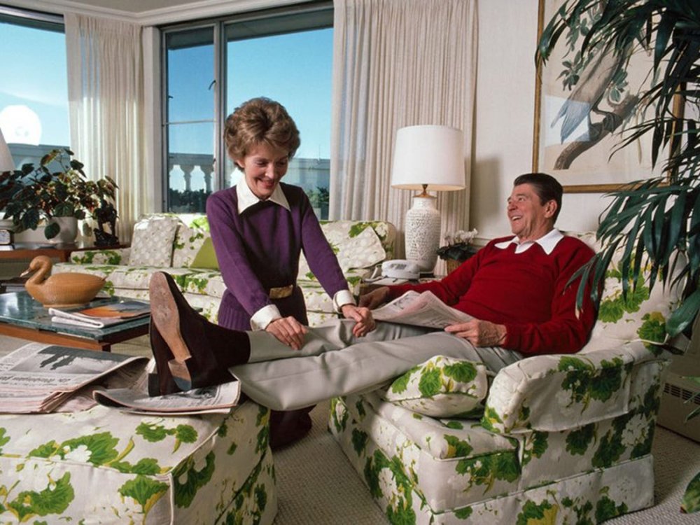 ريغان وزوجته داخل غرفة الجلوس في البيت الأبيض