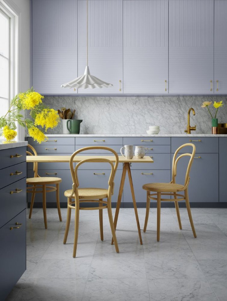 خزائن المطبخ مصممة بالأزرق الباستيل مع الذهبي البراق لديكور مطبخ مودرن