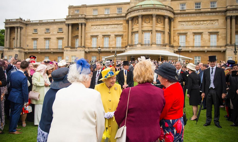 ملكة بريطانيا تعلن إلغاء جميع حفلات الحديقة في قصر باكنغهام هذا العام