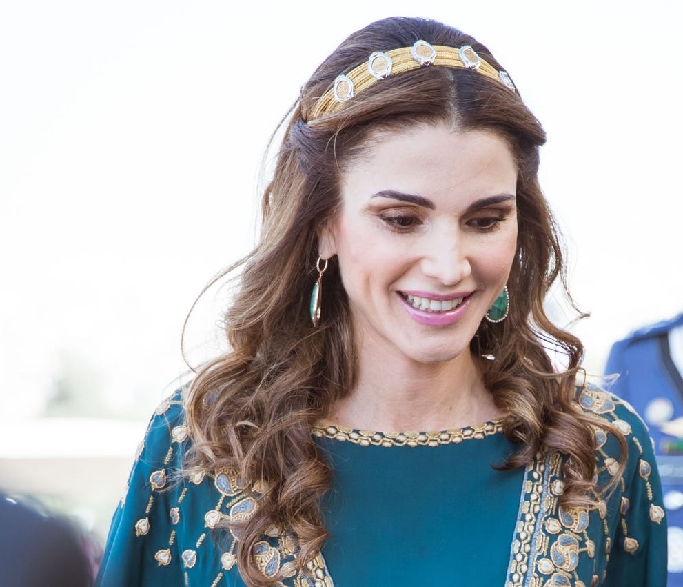 الملكة رانيا بتسريحة شعر ويفي مع الاكسسوار
