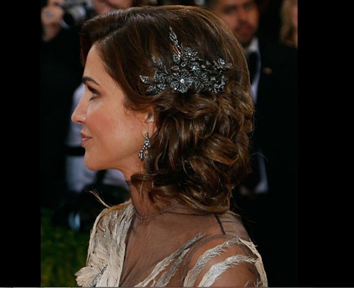 الملكة رانيا بتسريحة الشعر المرفوع مع الاكسسوار الفاخر