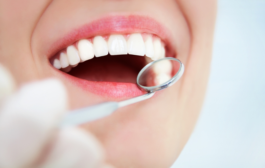 مخاطر عملية زراعة الأسنان وأهم مضاعفاتها - مجلة هي