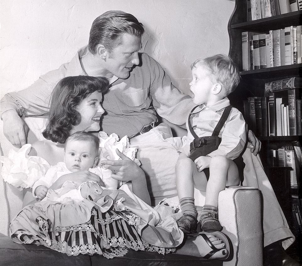 كيرك دوجلاس وعائلته
