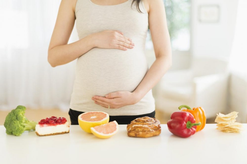 يجب على المرأة الحامل تجنب بعض الاطعمة خلال فترة الحمل