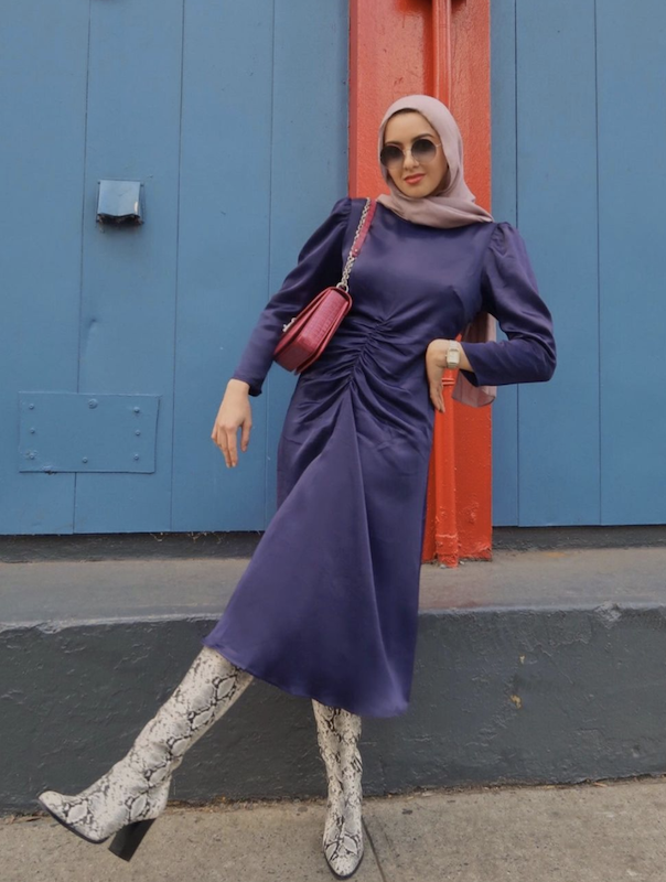  سمر البرشا في فستان خريفي باللون البنفسجي