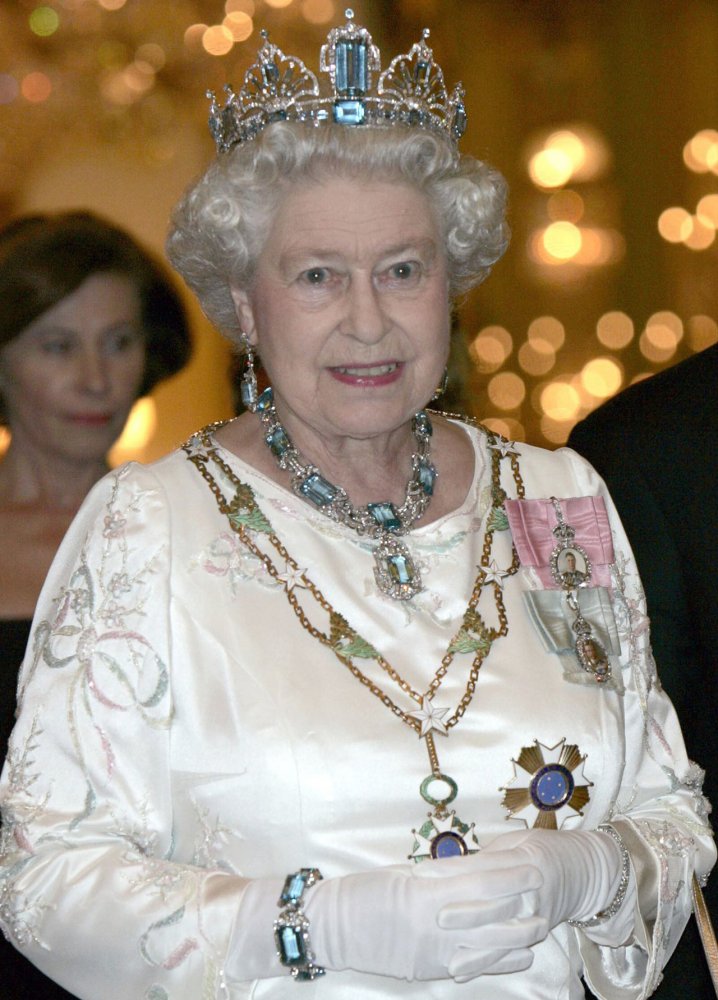 الملكة اليزابيث ترتدي طقم The Brazilian Aquamarine Parure