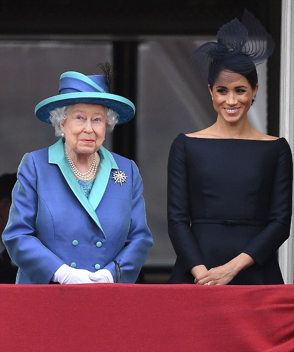 خطفت ميغان الأنظار بفستان أسود من ديور فيما أطلت الملكة بالأزرق